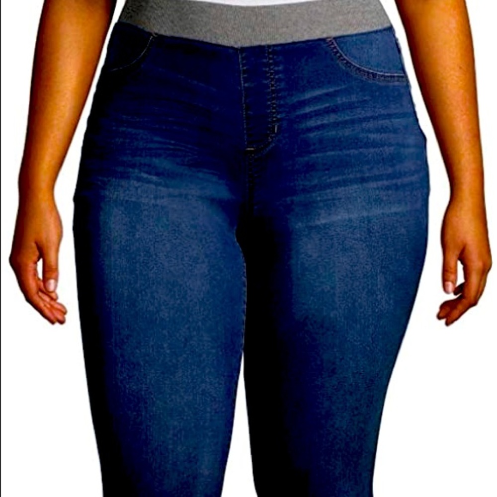 Dark navy ankle high jeans!